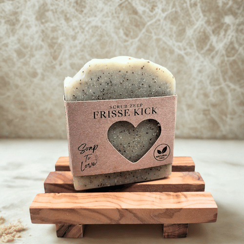 Lichtbeige handgemaakte scrubzeep Frisse Kick met abrikozenpit op een houten zeepbakje