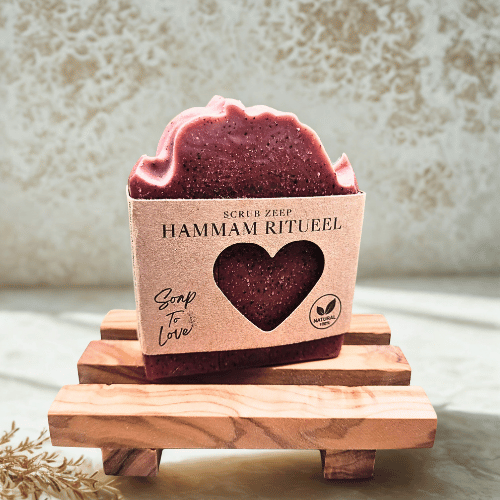 Bordeauxrode handgemaakte scrubzeep Hammam Ritueel met amandelschelp op een houten zeepbakje